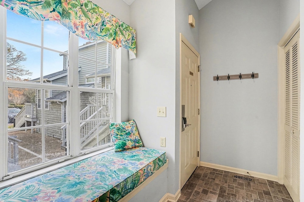 6F Cumberland - split level, 2 bedroom villa, full access!! 2 Condo