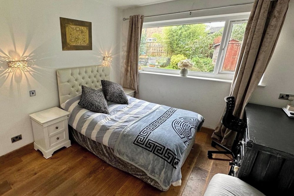 4 Bedroom House, Sleeps 8- Hot Tub, Pets, Parking