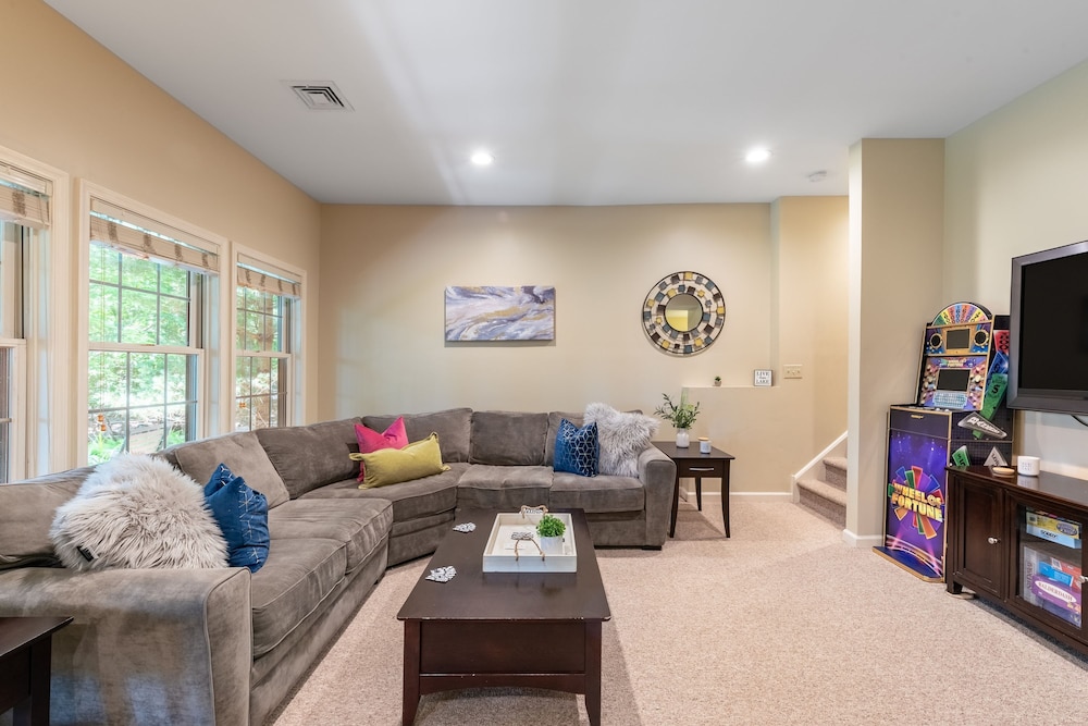 Highland Hideaway by Avantstay Group Poconos Retreat w Patio Game Room