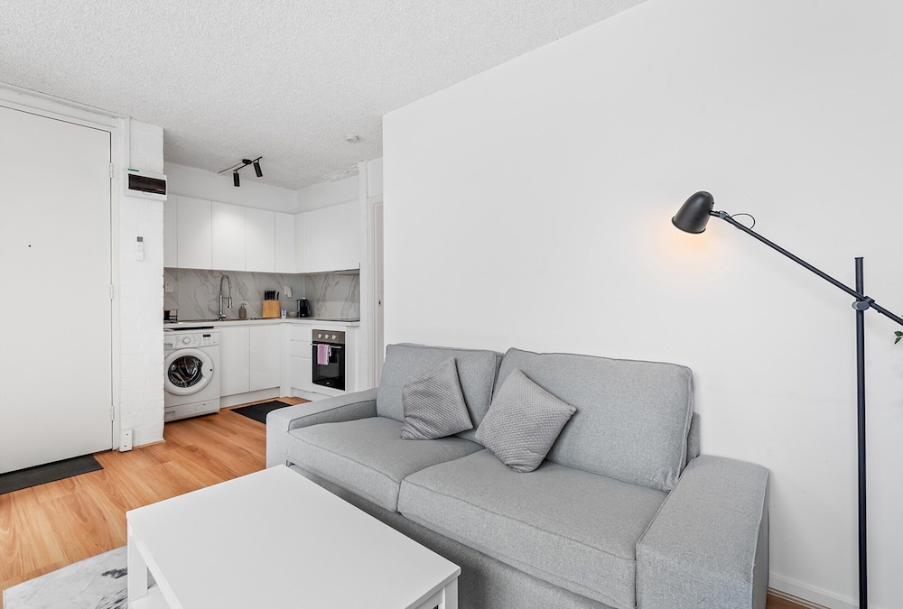 Cozy 1BR Stay in South Yarra With Parking & Wi-fi
