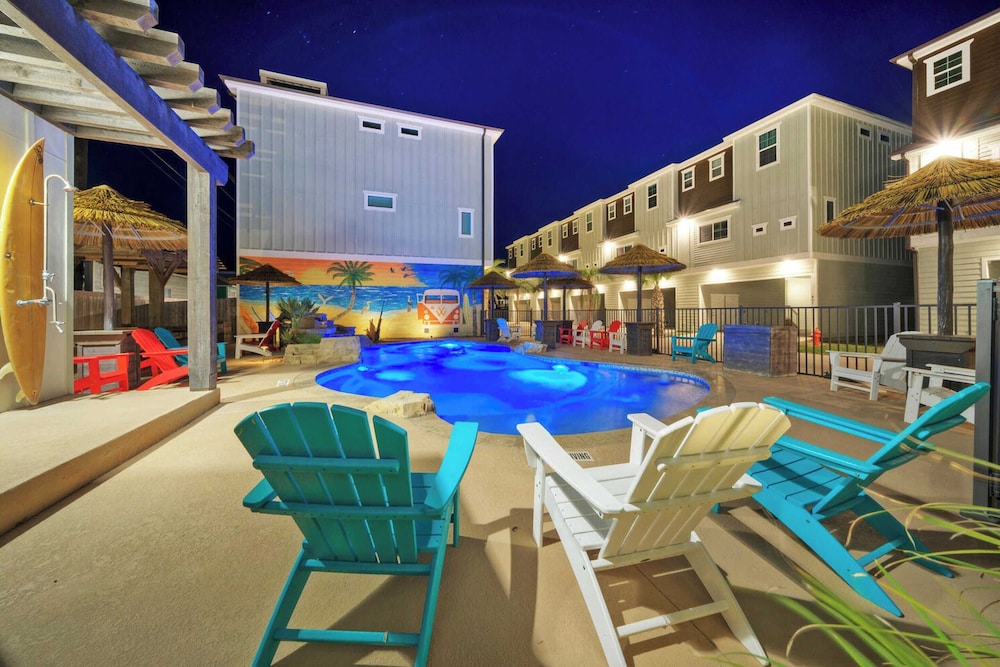 Saltwater Pool, Rooftop Deck w/ View, Near Beach The Blue Crab by Avantstay
