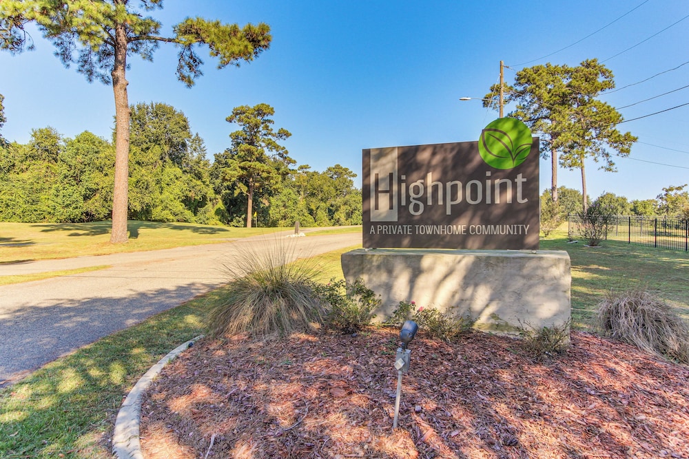 Inviting Home w/ Golf Course View in Diamondhead!