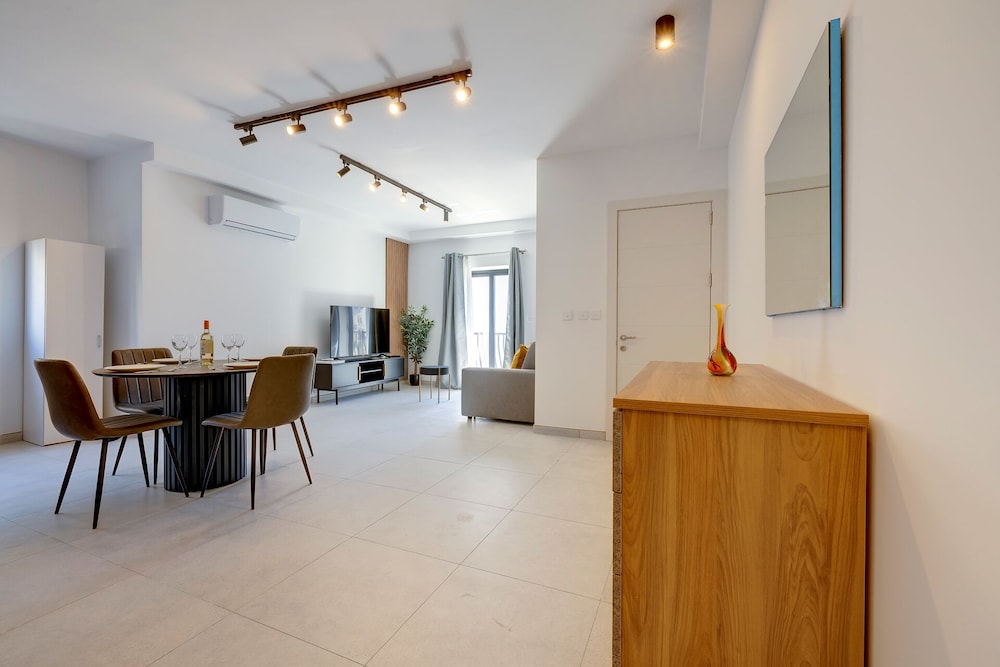 Cozy 2BR Sliema Getaway by the Water