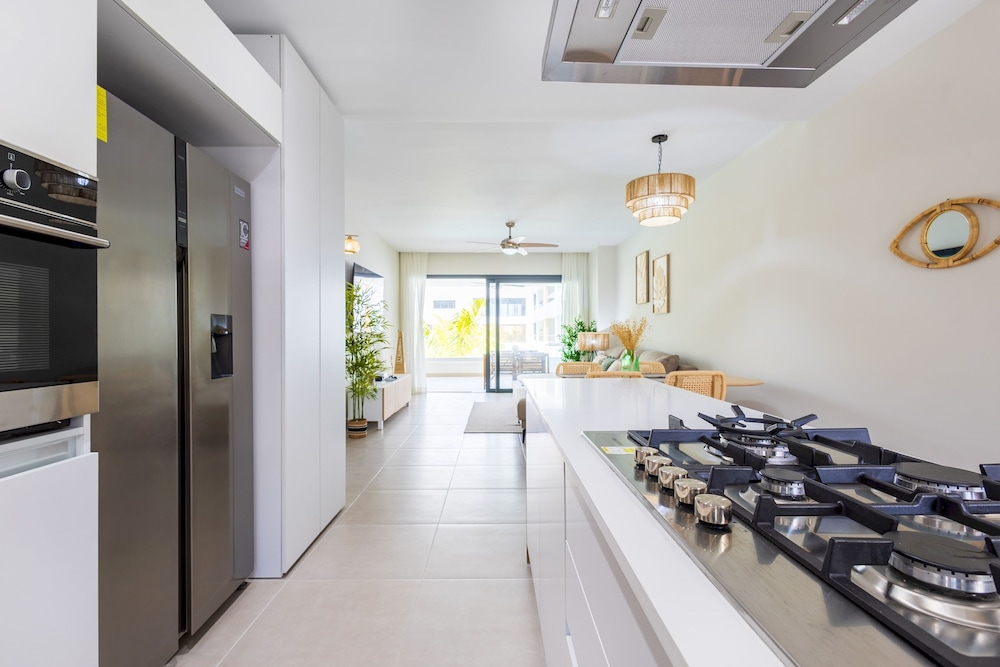 Chic 2BR Stay w Terrace Picuzzi 5 Min to Beach