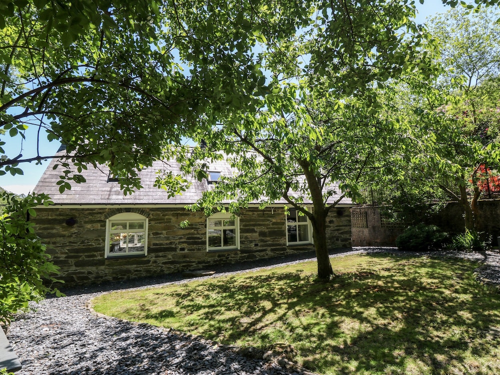 Yr Hen Ysgol, The Old School