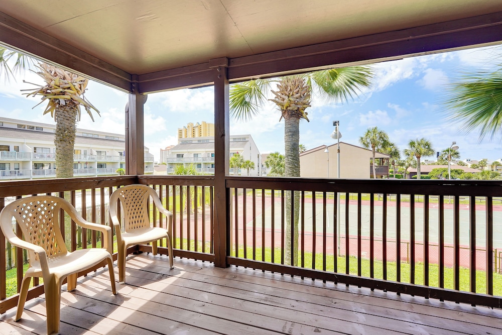 Breezy PCB Retreat w/ Balcony - Walk to Beach!