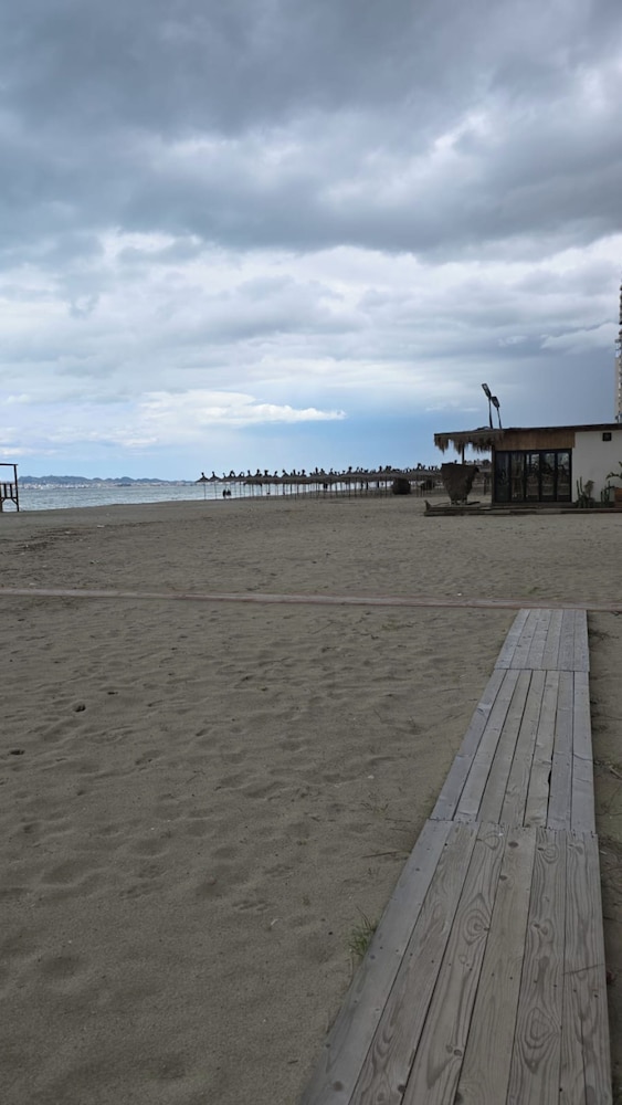 Tirent Apartment - Cozy Bedrooms Stay by Golem Beach.