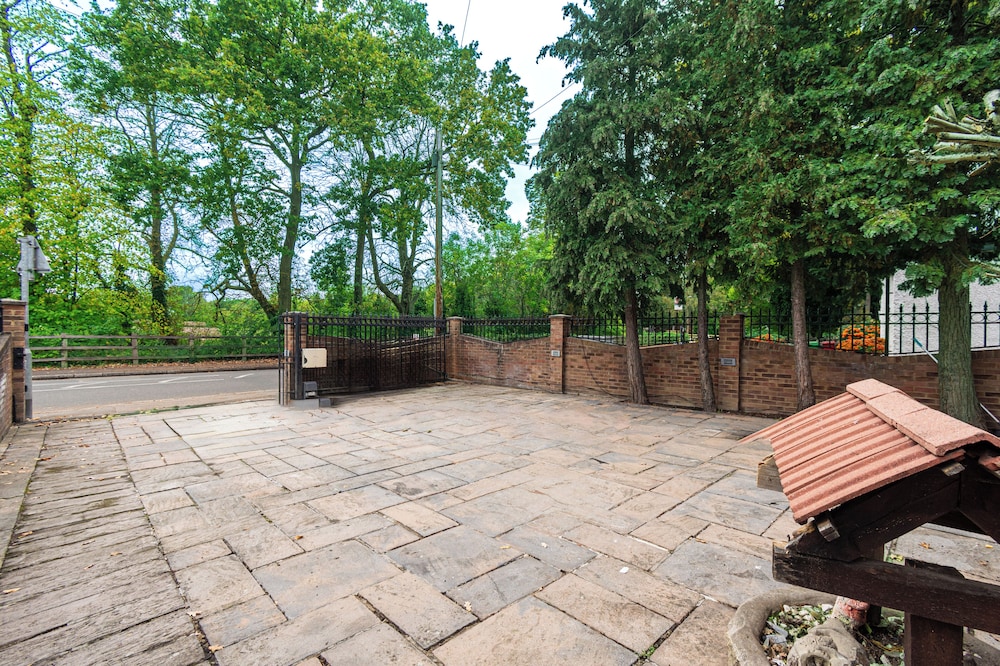 Heathrow House with Hot tub and Garden