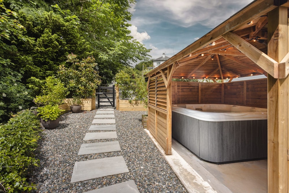 The Coronation Family Cottage - Hot Tub view 4