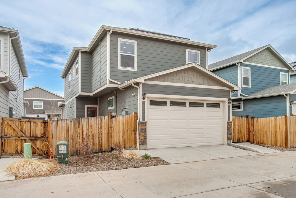 Perfect for Families! Quiet Aurora Home