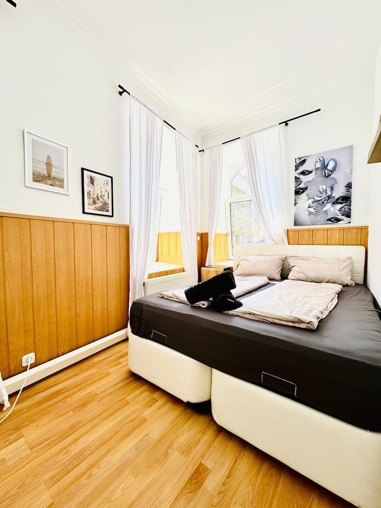 Urban 10BR Retreat Near Rathausplatz