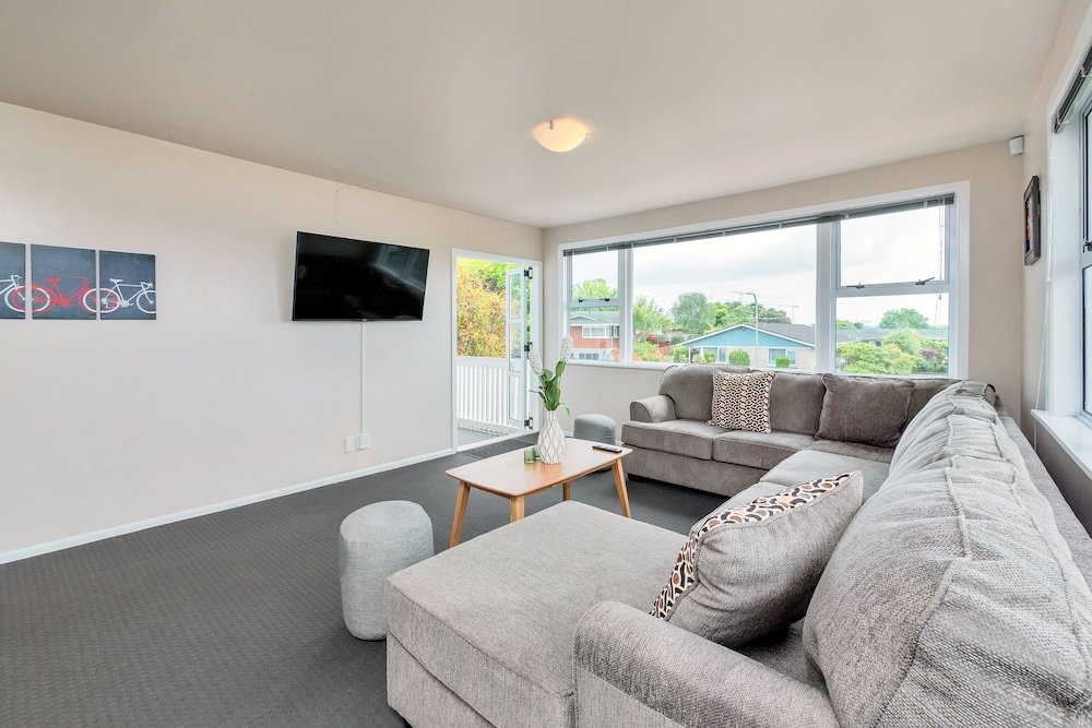 Sunny Three Bedroom Delight Upper Level photo 4
