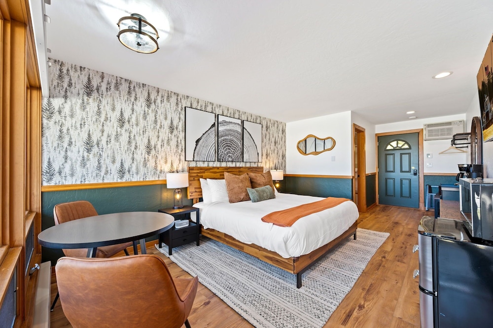 Spruce and Shore Motel