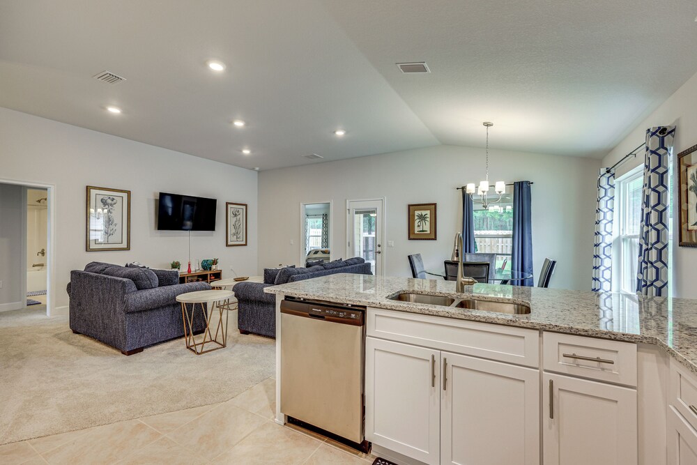 15 Mi to UF: Home w/ Furnished Porch in Alachua!