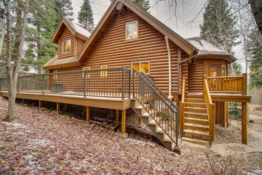 Family-friendly Mccall Cabin w/ Private Hot Tub! view 3