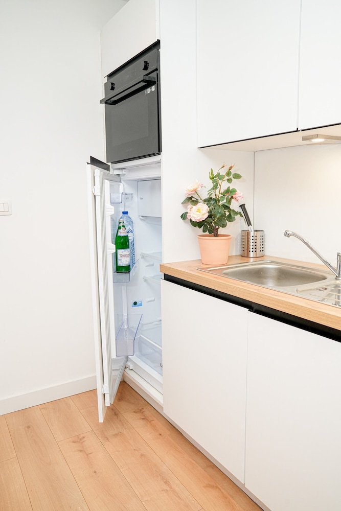 Modern 1BR 1LR Apartment Walk To Rabot