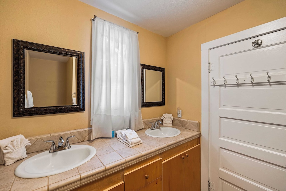 Dandelion by Avantstay Pool, 0.2mi to Downtown!