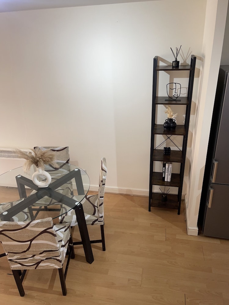 Spacious 1-bed Apartment in London sea View