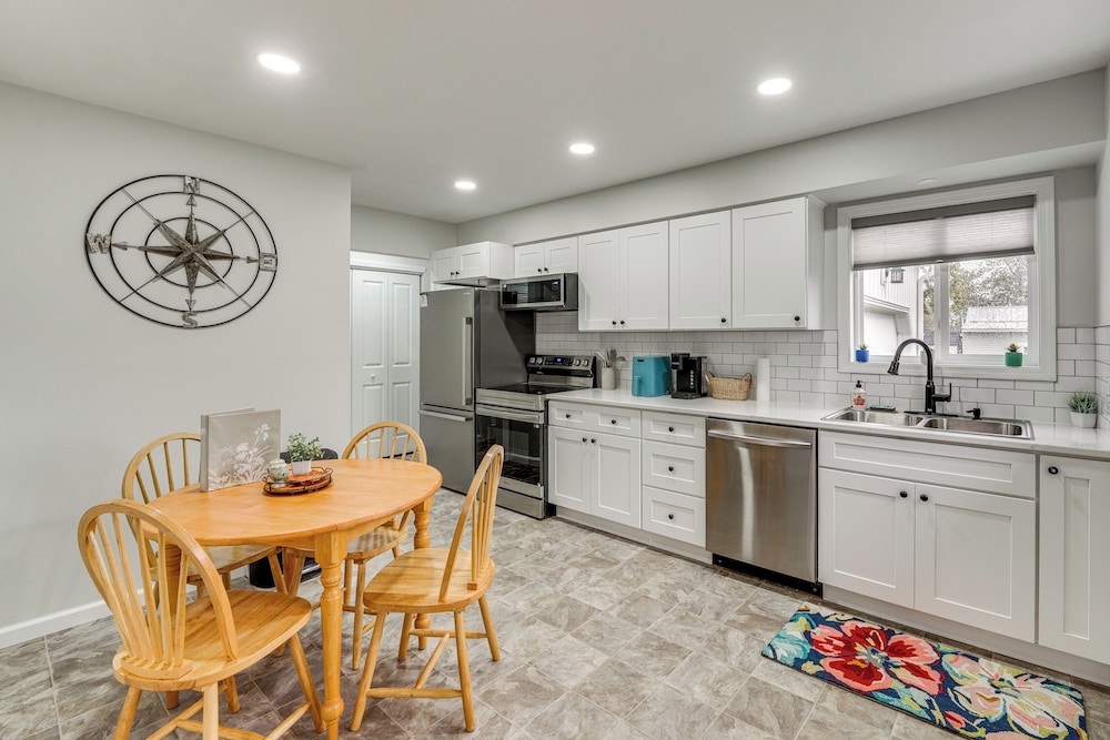 Walk to Lagoon Saloon! Chic Home on Nugent's Canal