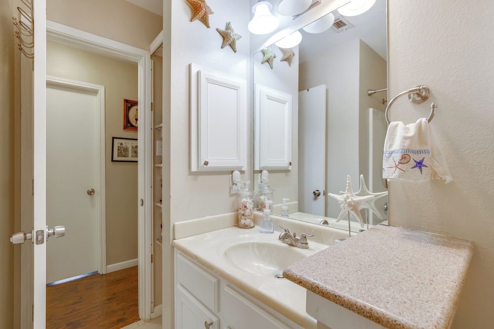 5 Mi to Lewisville Lake: Couple's Retreat w/ Yard