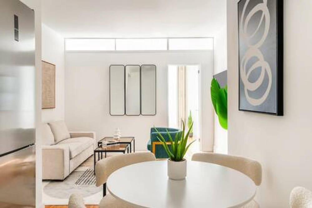444-2e Modern 2BR Hell s Kitchen