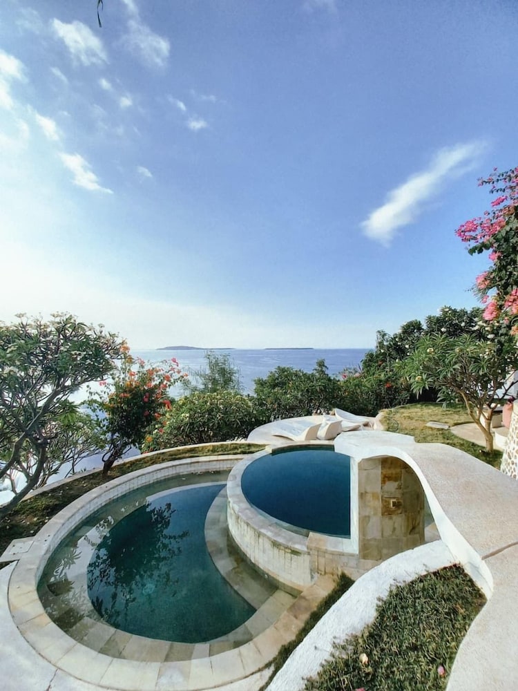 Mentigibay Dome Villa Lombok