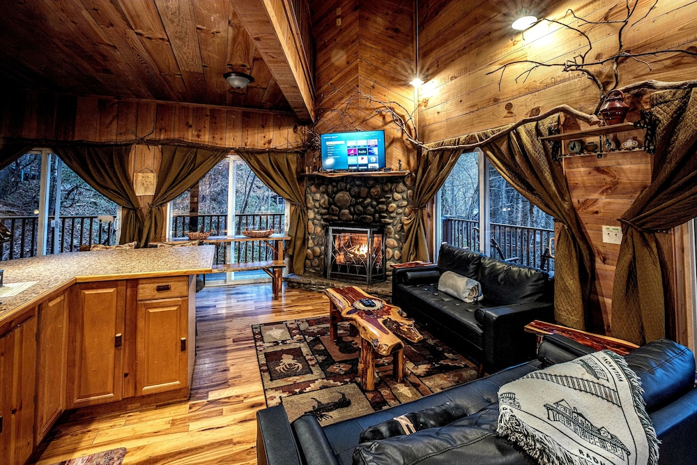 Bear Creek Lodge and Cabins in Helen Ga - Pet Friendly, River on Property, Walking Distance to downtown Helen