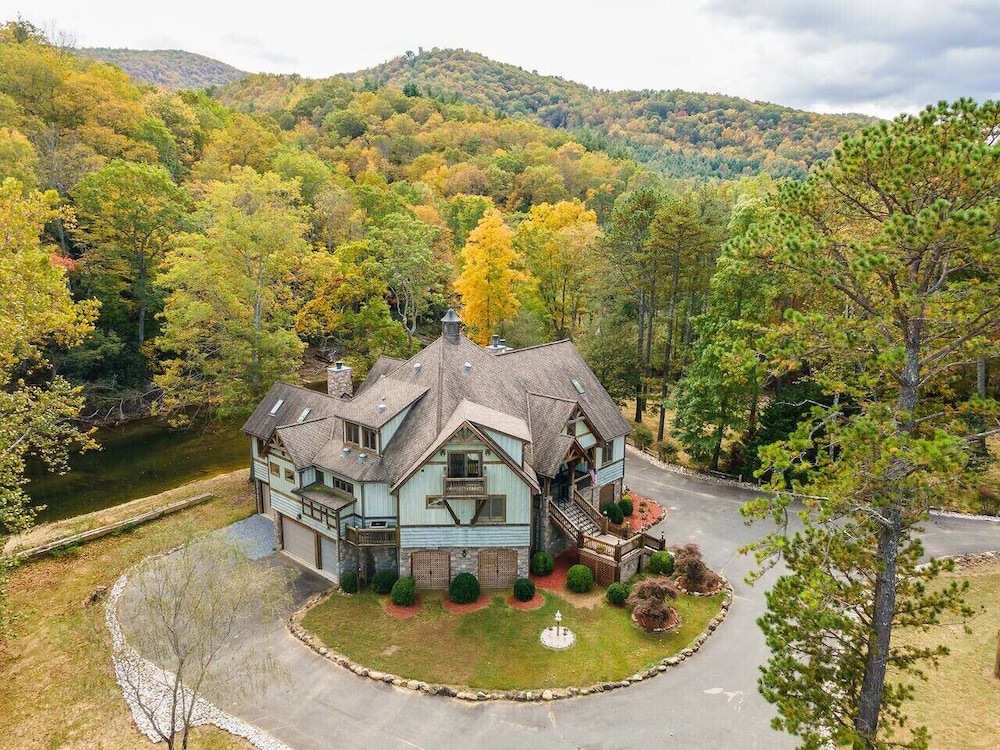 Luxe Riverfront Escape Mtn Views Pickleball Ct
