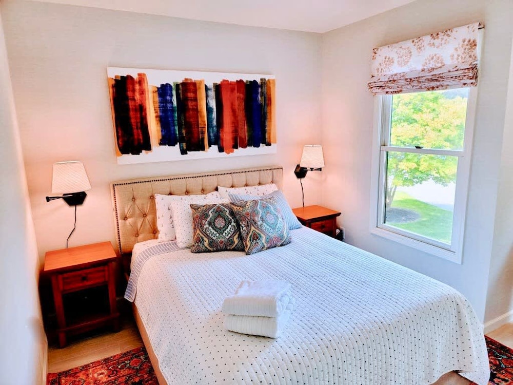 Charming Bayview - Downtown Condo With Pool
