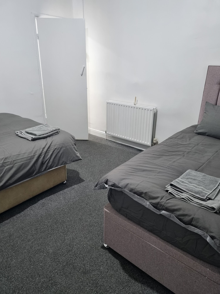 Lovely 2-bed House in Smethwick, Birmingham tn view 3