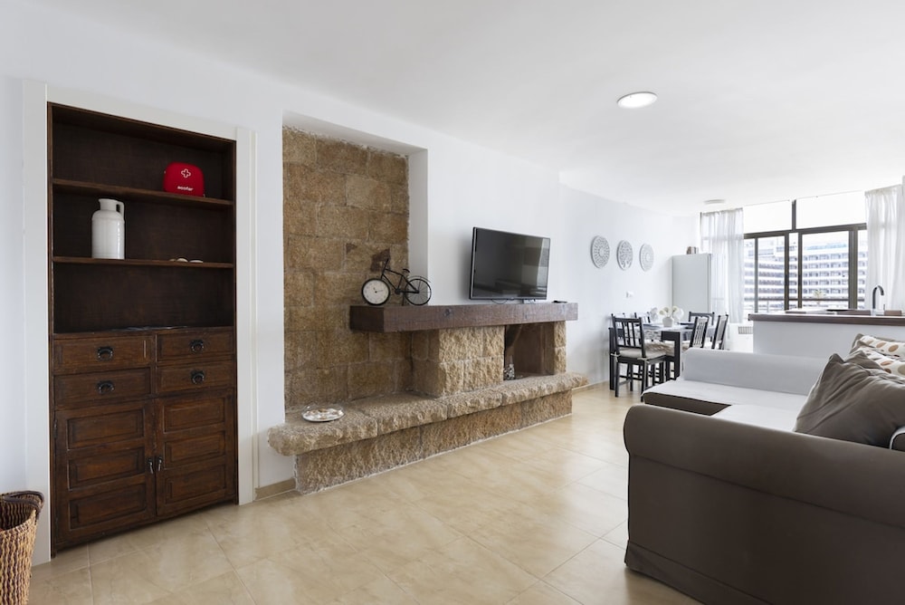 Prime Location Apartment With Seaviews
