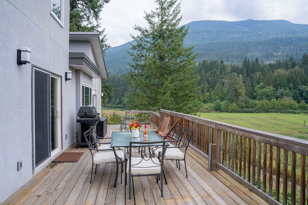 Revelstoke Lakehouse by Revelstoke Vacations