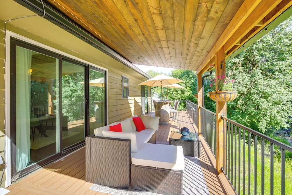 Modern Creekside Retreat 1 Mi to Spirit Mtn Casino