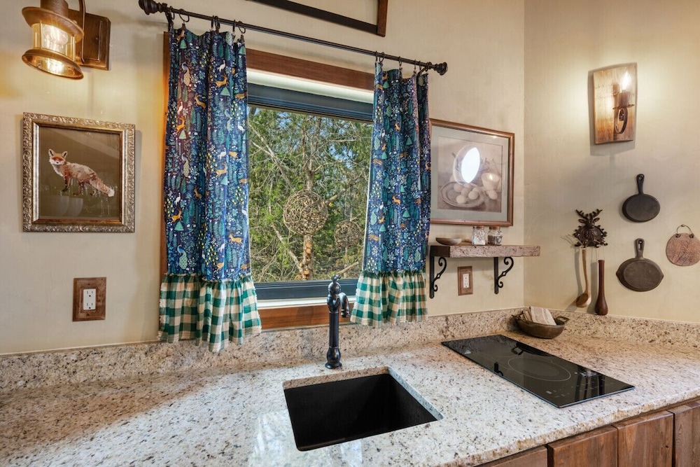 Woodsman Hobbit with Hot Tub & Fireplace