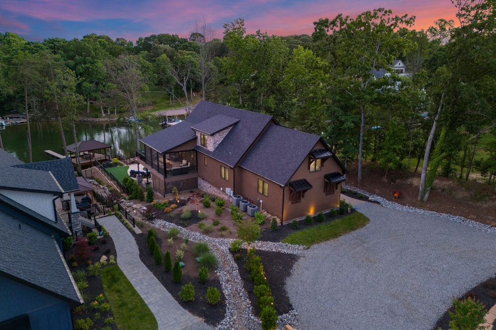 Black Bear Lodge by Avantstay Lakefront Dock Pool Theater Sleeps 20