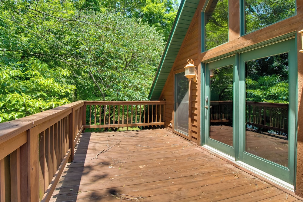 Dock Access: Romantic River Retreat in Gassville