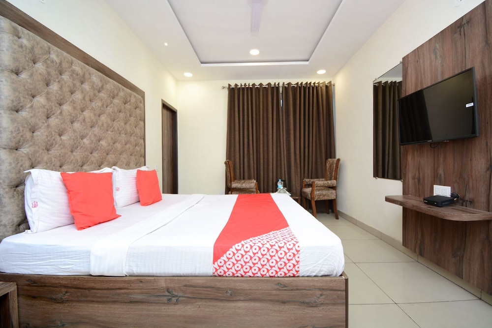 OYO 28335 Hotel Classic view 2