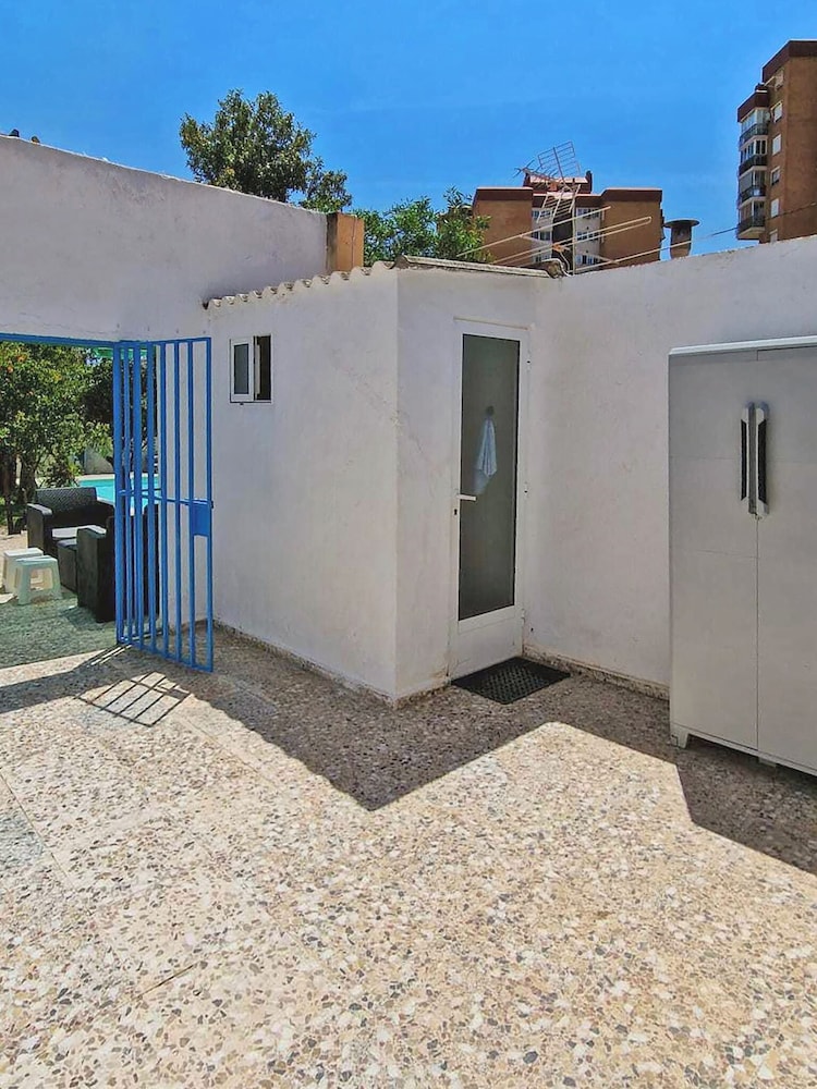 House With Exclusive Pool and Garden 7 min Walk From the Beach and the Center