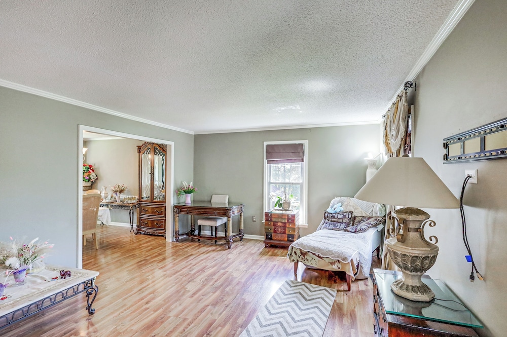 Pool & Tennis Court Access: Home in Warner Robins