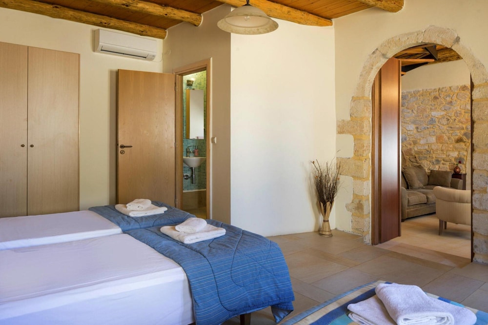 Cozy Holiday Home With Pool and Whirlpool in Maheri