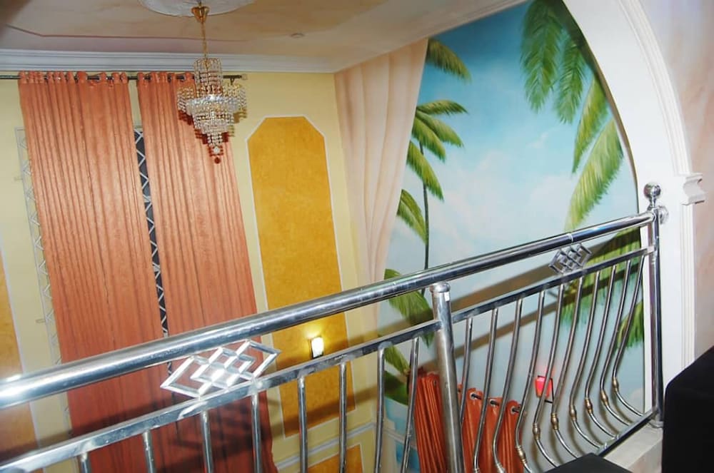 6 Bedroom Serviced Apartments In House in Benin