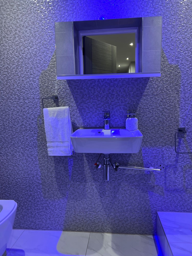 House - Sleeps 16, Parking, Pets Allowed & Jacuzzi