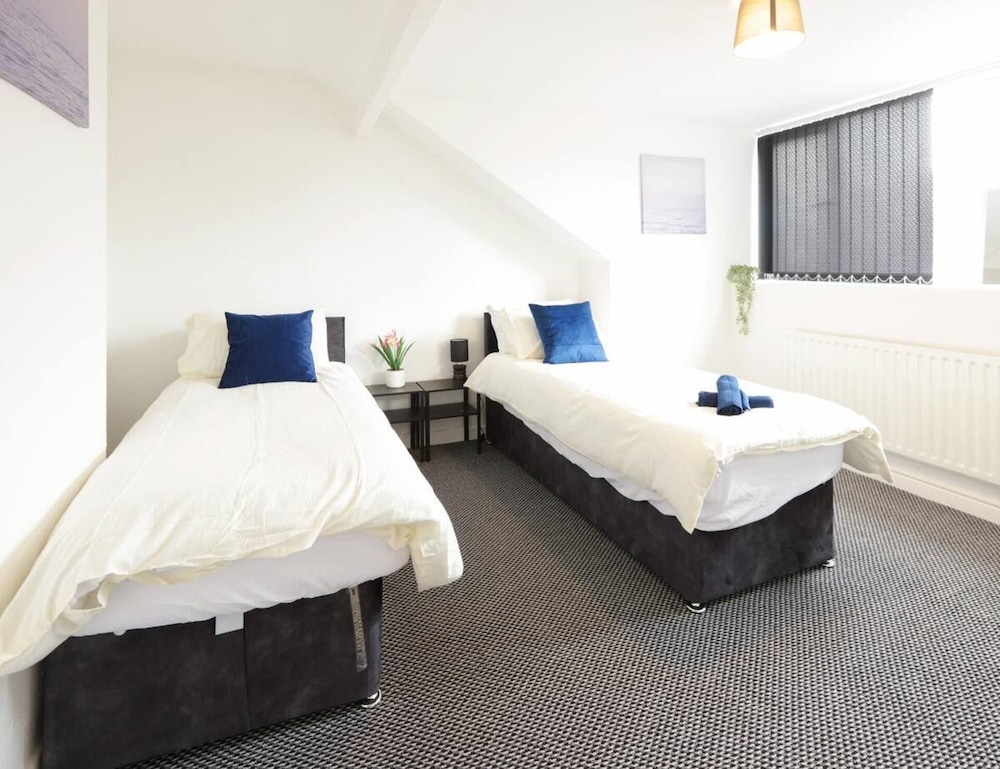 House-sleeps8-parking-garden