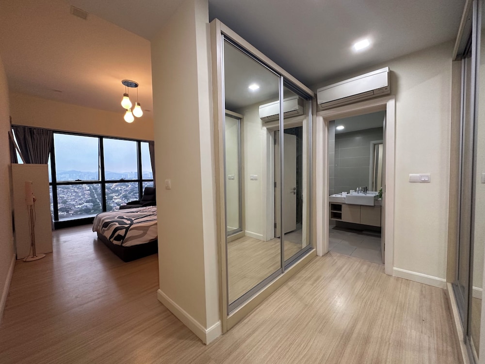 Skyline Luxe 4BR Retreat with En-suites