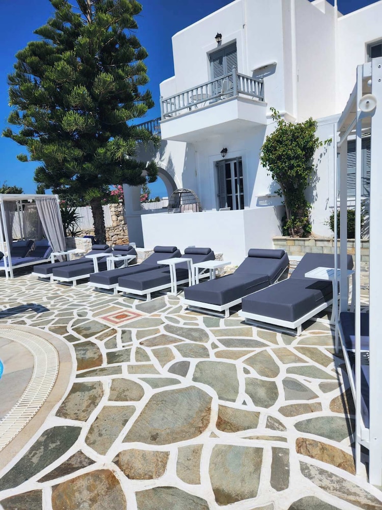 Zoumis Residence