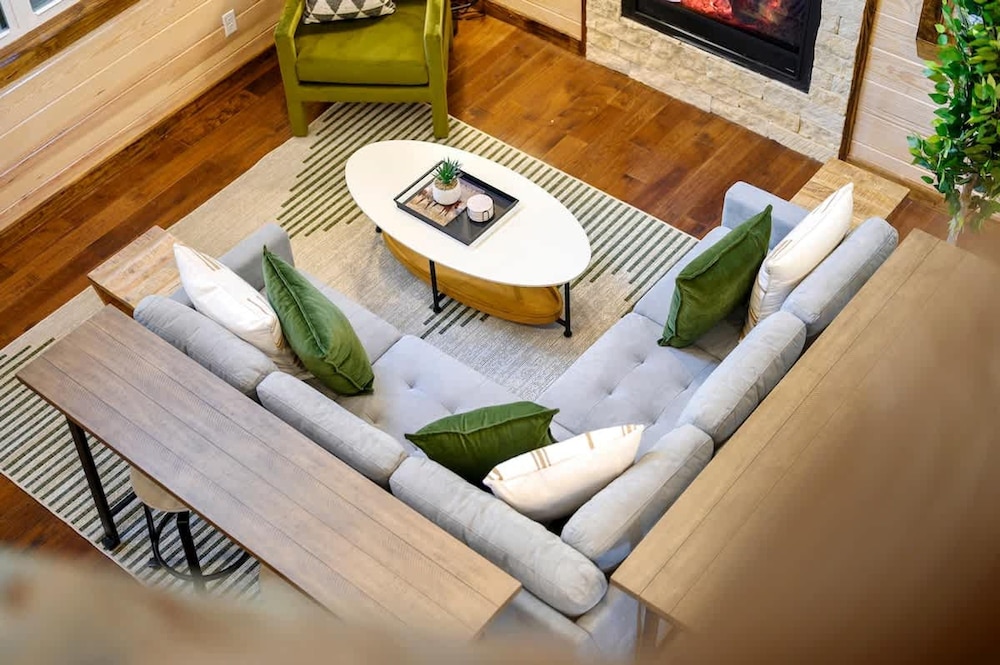 Family-friendly Broken Bow Cabin w spa Game Room