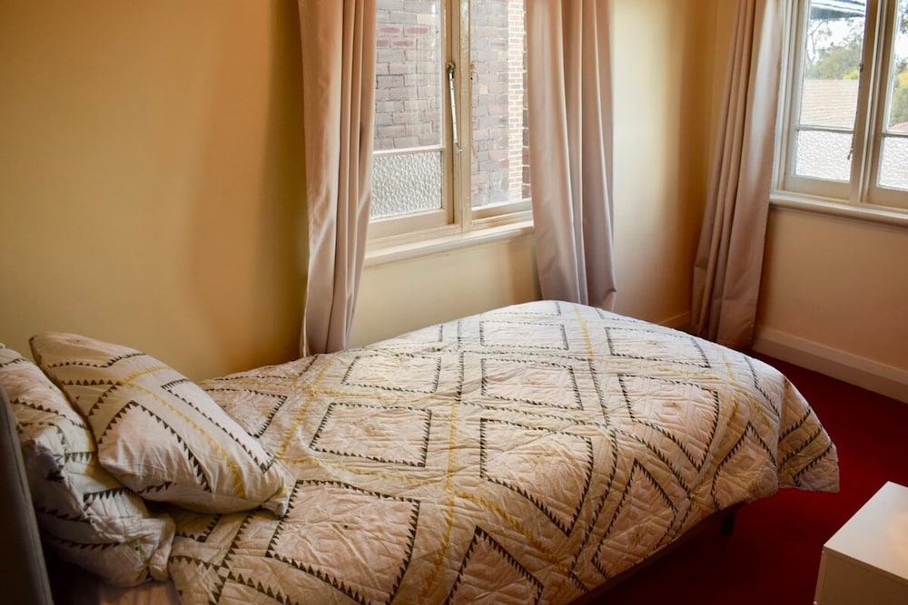 Comfortable 3 Bedroom Apartment In Trendy Haberfield view 3