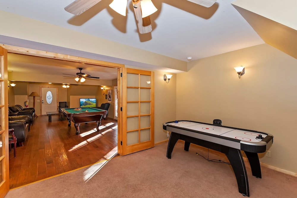 Big 10 Luxury Cabin with HotTub