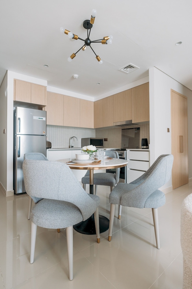 Elegant Stay: Balcony & Stunning Dubai Creek Views