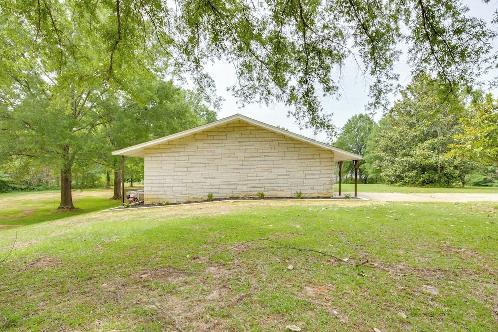 7 Mi to Tennessee River: Home w/ Patio in Florence